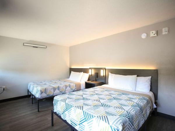 Motel 6-Sacramento, CA - Central : photo 9 de la chambre chambre avec 2 lits queen-size et douche accessible en fauteuil roulant - adaptée aux personnes à mobilité réduite