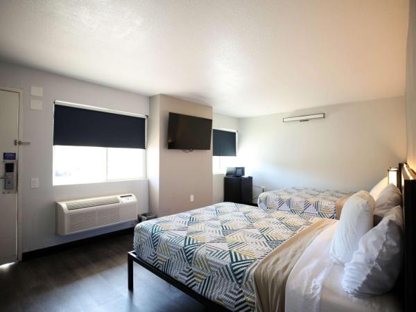 Motel 6-Sacramento, CA - Central : photo 10 de la chambre chambre avec 2 lits queen-size et douche accessible en fauteuil roulant - adaptée aux personnes à mobilité réduite