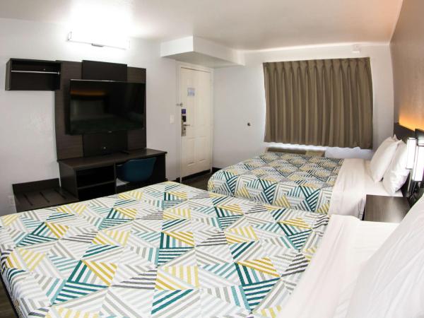 Motel 6-Sacramento, CA - Central : photo 7 de la chambre chambre avec 2 lits queen-size et douche accessible en fauteuil roulant - adaptée aux personnes à mobilité réduite