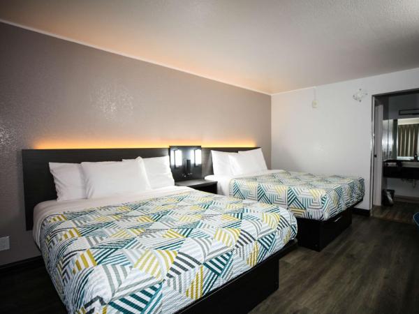 Motel 6-Sacramento, CA - Central : photo 6 de la chambre chambre avec 2 lits queen-size et douche accessible en fauteuil roulant - adaptée aux personnes à mobilité réduite