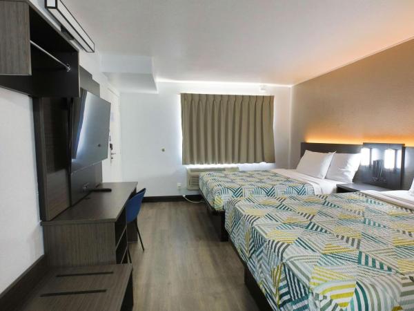 Motel 6-Sacramento, CA - Central : photo 8 de la chambre chambre avec 2 lits queen-size et douche accessible en fauteuil roulant - adaptée aux personnes à mobilité réduite