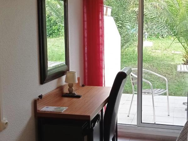 Hotel Hélios : photo 10 de la chambre chambre double avec terrasse - piscine chauffée et parking gratuit