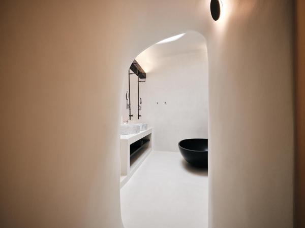 Abyss : photo 5 de la chambre suite supérieure avec bain à remous extérieur - vue sur caldeira