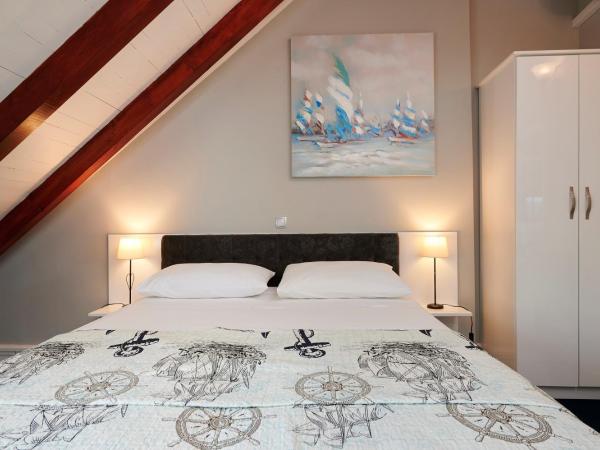 Palace Central Square : photo 3 de la chambre chambre double deluxe (2 adultes + 1 enfant)