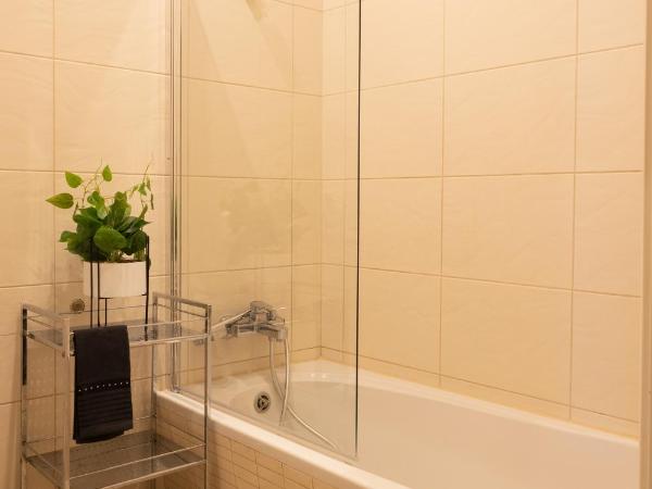 ClickTheFlat Aleje Jerozolimskie Center Apart Rooms : photo 9 de la chambre chambre double avec salle de bains commune