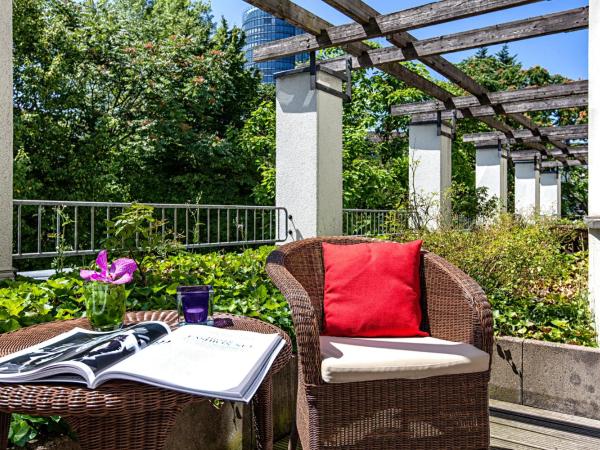 Hotel Indigo - Dusseldorf - Victoriaplatz, an IHG Hotel : photo 3 de la chambre chambre lit king-size premium avec balcon - vue sur jardin