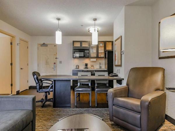 Sonesta Simply Suites Oklahoma City Airport : photo 3 de la chambre suite 1 chambre lit queen-size avec baignoire - accessible aux personnes à mobilité réduite