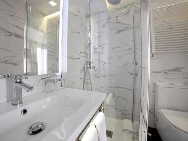 Petit Palace Arana Bilbao : photo 8 de la chambre chambre double ou lits jumeaux avec lit d'appoint