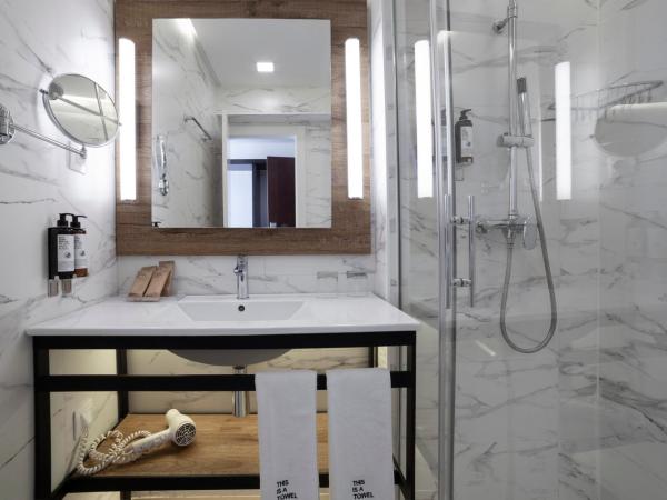 Petit Palace Arana Bilbao : photo 5 de la chambre chambre double avec 2 lits d'appoint