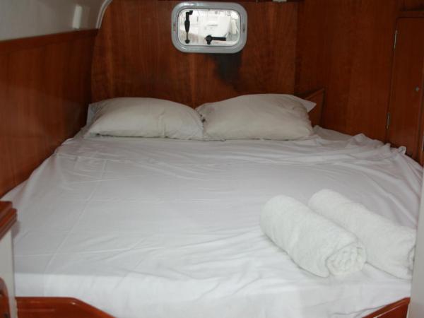 On Y Va , Delightful 3 bedroom catarmaran, with skipper : photo 4 de la chambre mobile home
