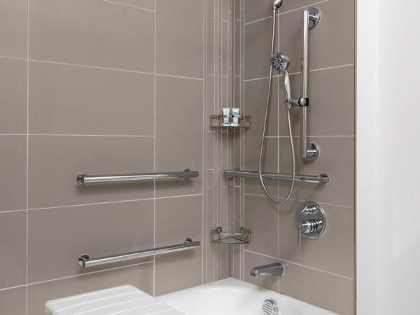 Hyatt House Charlotte Rea Farms : photo 3 de la chambre suite studio lit queen-size avec cuisine et baignoire accessible aux personnes à mobilité réduite