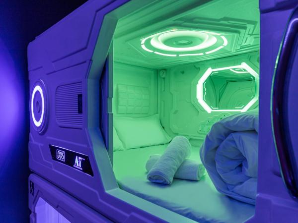 Art Seven Hostel Capsules : photo 5 de la chambre chambre capsule privée 4 lits doubles