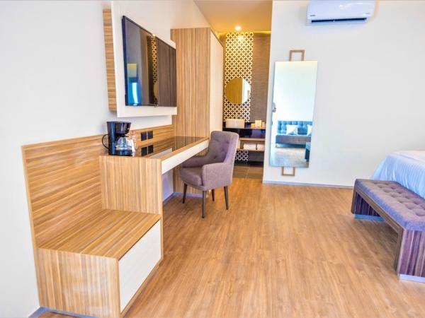 Hotel Plaza by Kavia : photo 1 de la chambre suite familiale avec balcon