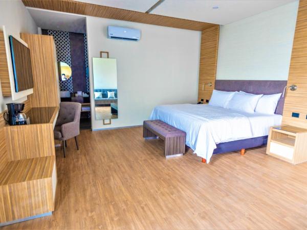 Hotel Plaza by Kavia : photo 2 de la chambre suite familiale avec balcon