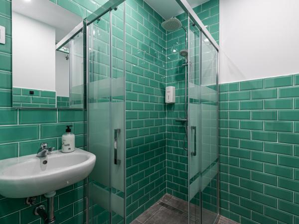 Art Seven Hostel Capsules : photo 8 de la chambre chambre capsule privée 2 lits doubles