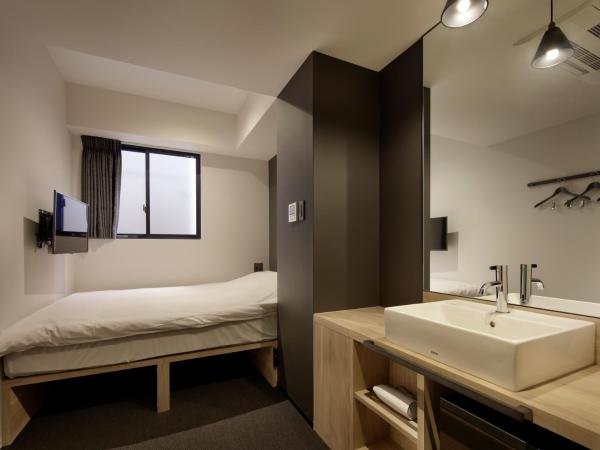 Piece Hostel Sanjo : photo 1 de la chambre chambre double avec salle de bains commune