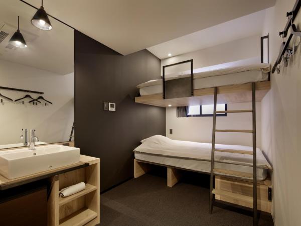 Piece Hostel Sanjo : photo 1 de la chambre chambre lits jumeaux superposés avec douche et toilettes privatives - occupation simple
