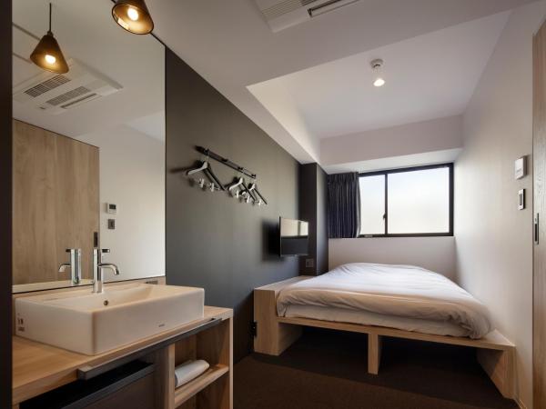 Piece Hostel Sanjo : photo 2 de la chambre chambre double avec douche et toilettes