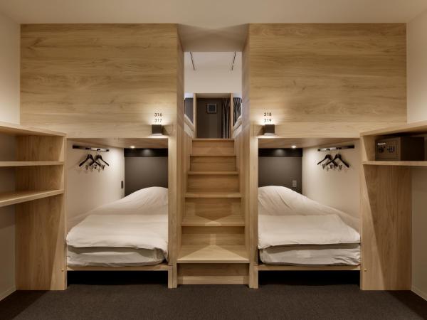 Piece Hostel Sanjo : photo 1 de la chambre chambre quadruple avec salle de bains commune