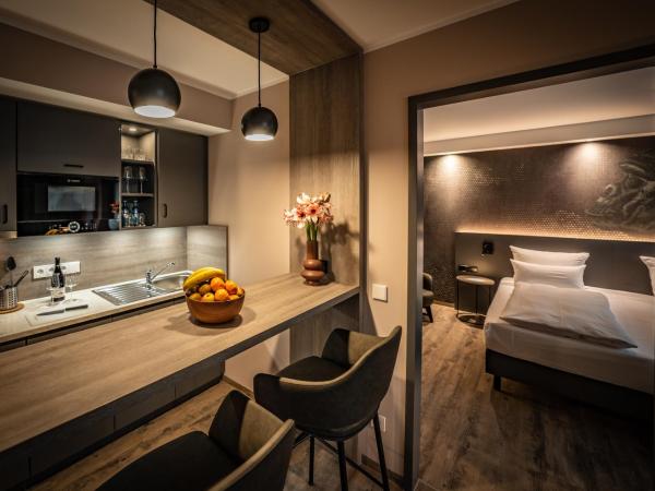 LOGINN Hotel Stuttgart Zuffenhausen : photo 7 de la chambre appartement deluxe