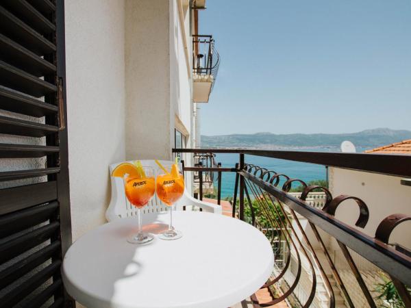 Hotel Vila Tina : photo 8 de la chambre chambre triple avec balcon - vue sur mer