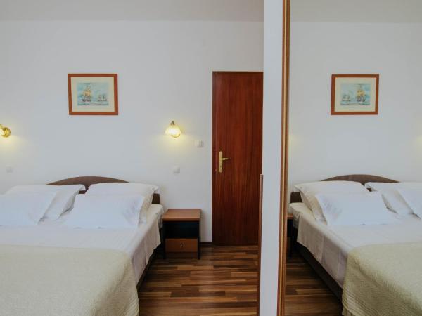 Hotel Vila Tina : photo 2 de la chambre chambre double ou lits jumeaux standard avec balcon