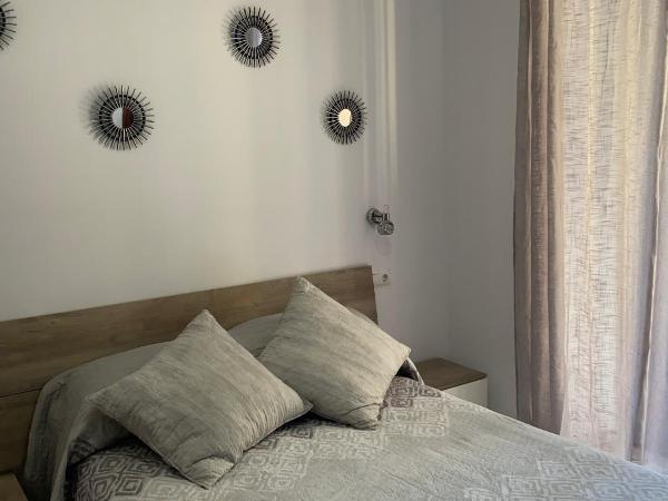 Hostal Puerta Carmona : photo 1 de la chambre chambre double avec balcon