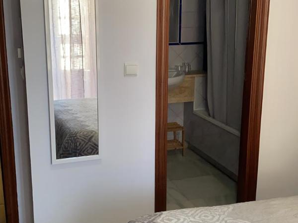 Hostal Puerta Carmona : photo 4 de la chambre chambre double avec balcon