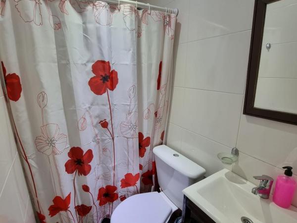 Hostel Estoril : photo 3 de la chambre chambre lits jumeaux avec salle de bains