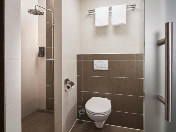 Hotel La Reine : photo 1 de la chambre chambre familiale