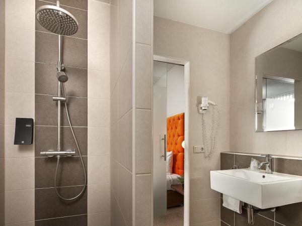 Hotel La Reine : photo 3 de la chambre chambre lits jumeaux confort