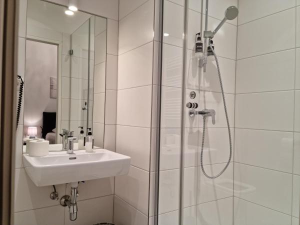 Pension Mozart - Newly Renovated : photo 3 de la chambre petite chambre double - vue sur cour ou lightshaft