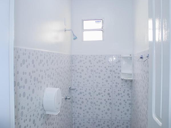 Aldeia Hostel II : photo 1 de la chambre chambre double avec salle de bains commune