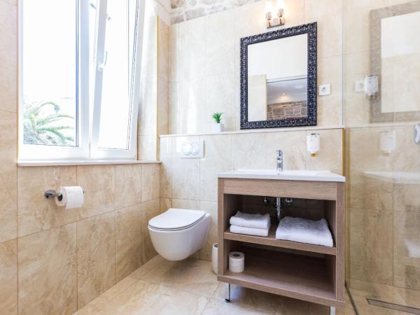 B&B Giardin exclusive rooms and suite : photo 7 de la chambre chambre double deluxe - vue latérale sur mer