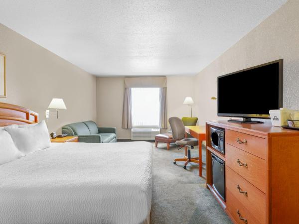 Days Inn by Wyndham Red Deer : photo 4 de la chambre chambre lit king-size - non-fumeurs