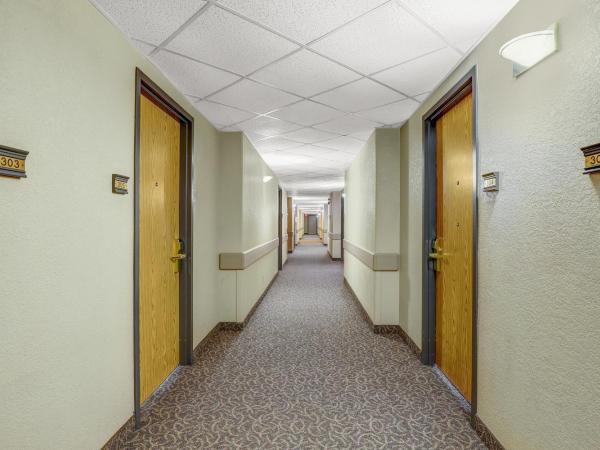 Days Inn by Wyndham Red Deer : photo 3 de la chambre chambre lit queen-size pour personnes à mobilité réduite - non-fumeurs 