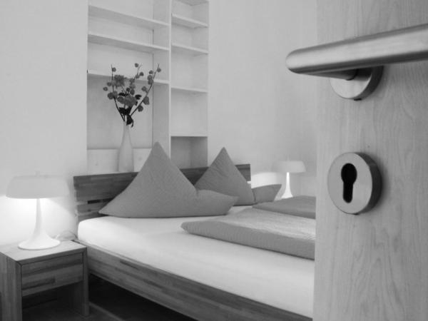 Pension Stoi budget guesthouse : photo 6 de la chambre chambre simple avec salle de bains commune