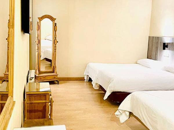 Hotel Madrid Río : photo 1 de la chambre chambre quadruple avec salle de bains privative