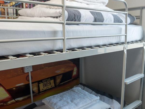 Smart Russell Square Hostel : photo 1 de la chambre chambre lits jumeaux avec salle de bains privative