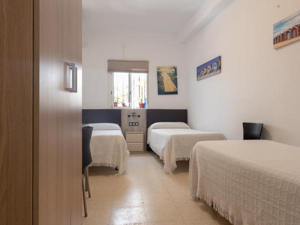 Hostal La Pilarica : photo 2 de la chambre chambre triple Économique