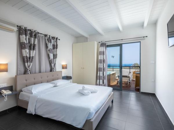 City Center Hotel : photo 1 de la chambre suite avec jacuzzi en plein air (ou bain à remous/baignoire spa)