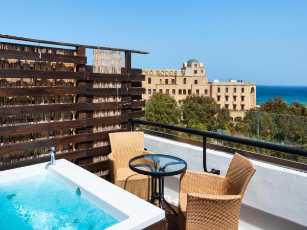 City Center Hotel : photo 2 de la chambre suite avec jacuzzi en plein air (ou bain à remous/baignoire spa)