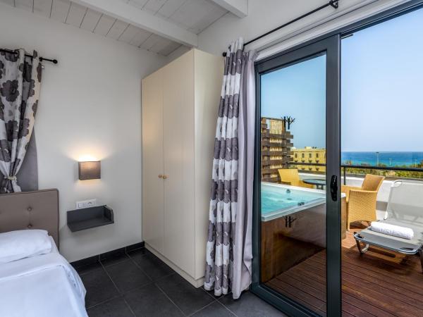 City Center Hotel : photo 3 de la chambre suite avec jacuzzi en plein air (ou bain à remous/baignoire spa)