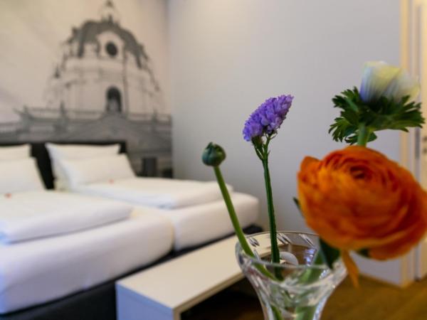 Room 55 : photo 4 de la chambre chambre double avec salle de bains privative