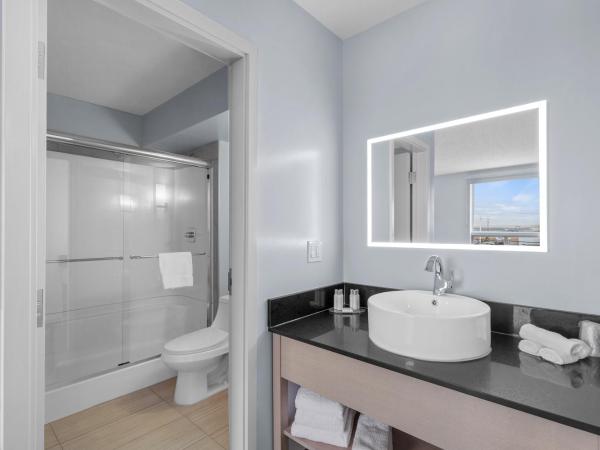 Emerald Hotel & Suites Calgary Airport : photo 1 de la chambre chambre supérieure avec 2 lits doubles - non-fumeurs