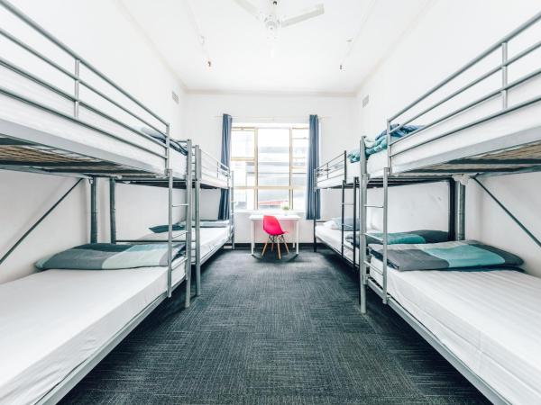 Maze Backpackers - Sydney : photo 4 de la chambre lit simple dans dortoir mixte de 6 lits avec salle de bains commune