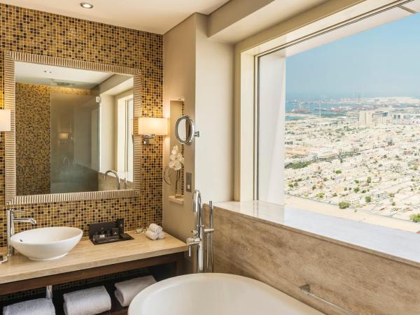 The Tower Plaza Hotel Dubai : photo 2 de la chambre chambre lit king-size supérieure sky