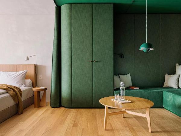 HERMITAGE Lake Lucerne - Beach Club & Lifestyle Hotel : photo 4 de la chambre hébergement design avec balcon - vue sur lac