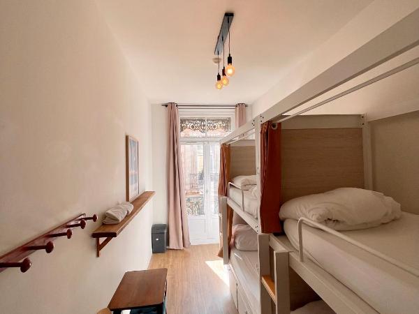 Georges Hostel & Café : photo 1 de la chambre chambre privée avec lits superposés et salle de bains commune