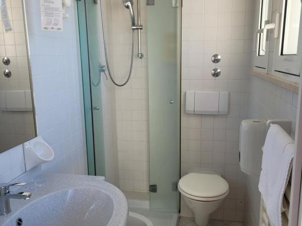 HOTEL ADRIA BEACH : photo 2 de la chambre chambre triple standard - vue sur mer